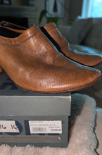 Load image into Gallery viewer, CLONE Vintage Ladies Leather Clogs ITALY size 37.5 (US 7)