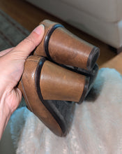 Load image into Gallery viewer, CLONE Vintage Ladies Leather Clogs ITALY size 37.5 (US 7)
