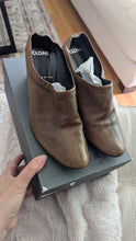 Load image into Gallery viewer, CLONE Vintage Ladies Leather Clogs ITALY size 37.5 (US 7)
