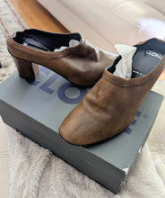 Load image into Gallery viewer, CLONE Vintage Ladies Leather Clogs ITALY size 37.5 (US 7)
